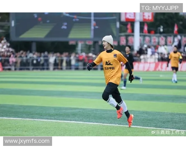 鹿晗与球星激烈对决 足球比赛场上展现极致技艺与魅力